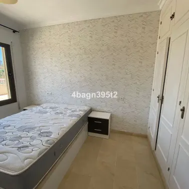 Sale of middle floor apartment in El Faro