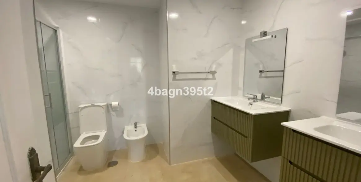 Sale of middle floor apartment in El Faro 8