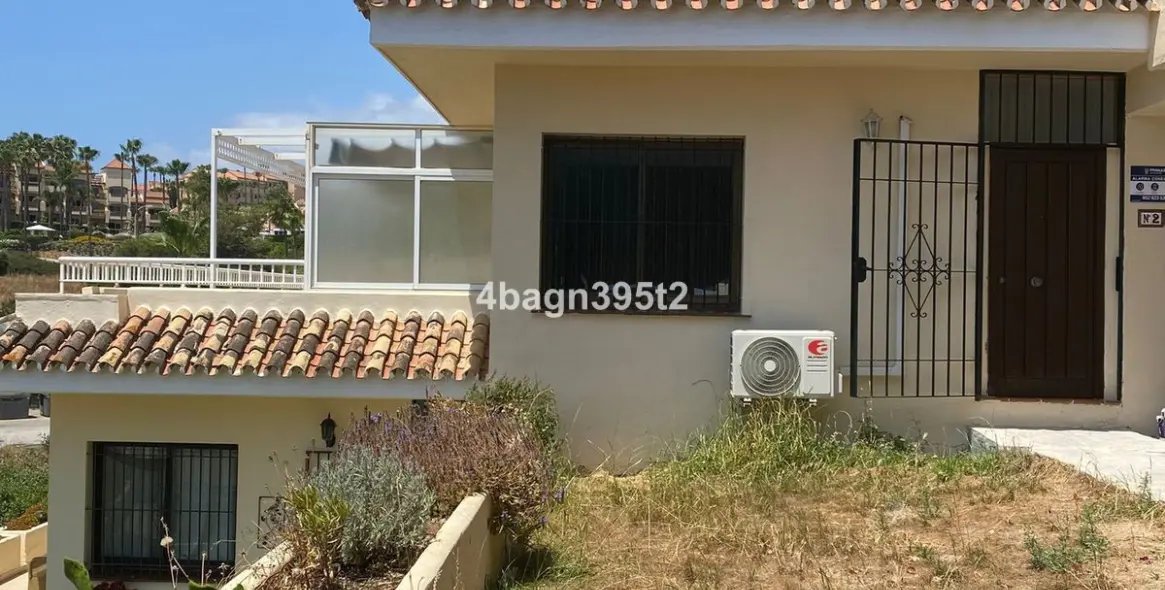 Sale of middle floor apartment in El Faro 18