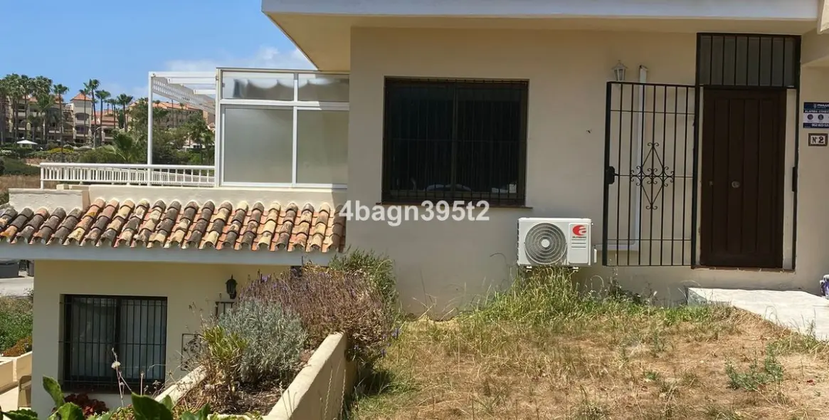 Sale of middle floor apartment in El Faro 19