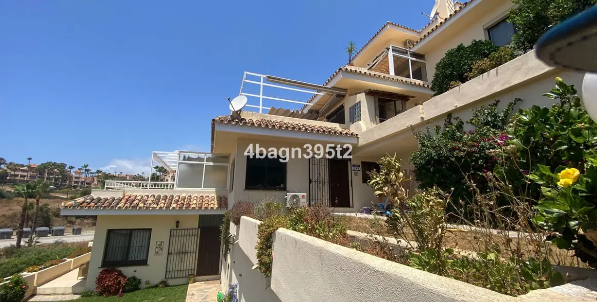 Sale of middle floor apartment in El Faro 20