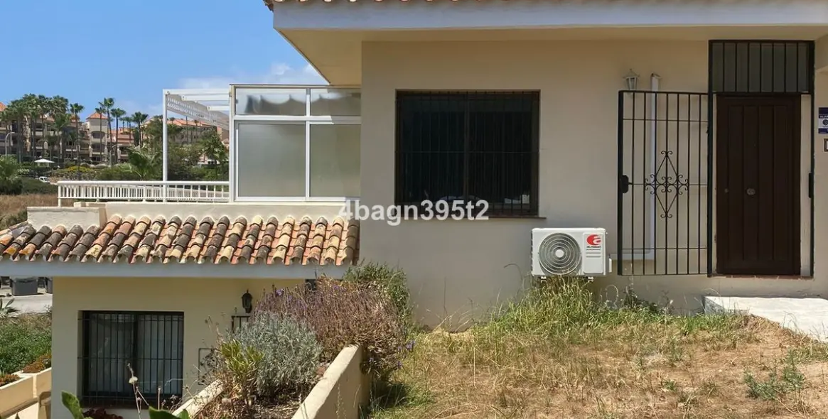 Sale of middle floor apartment in El Faro 21