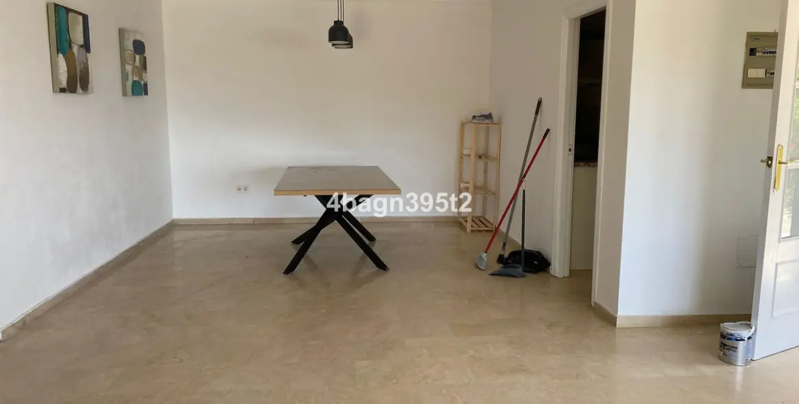 Sale of middle floor apartment in El Faro 28