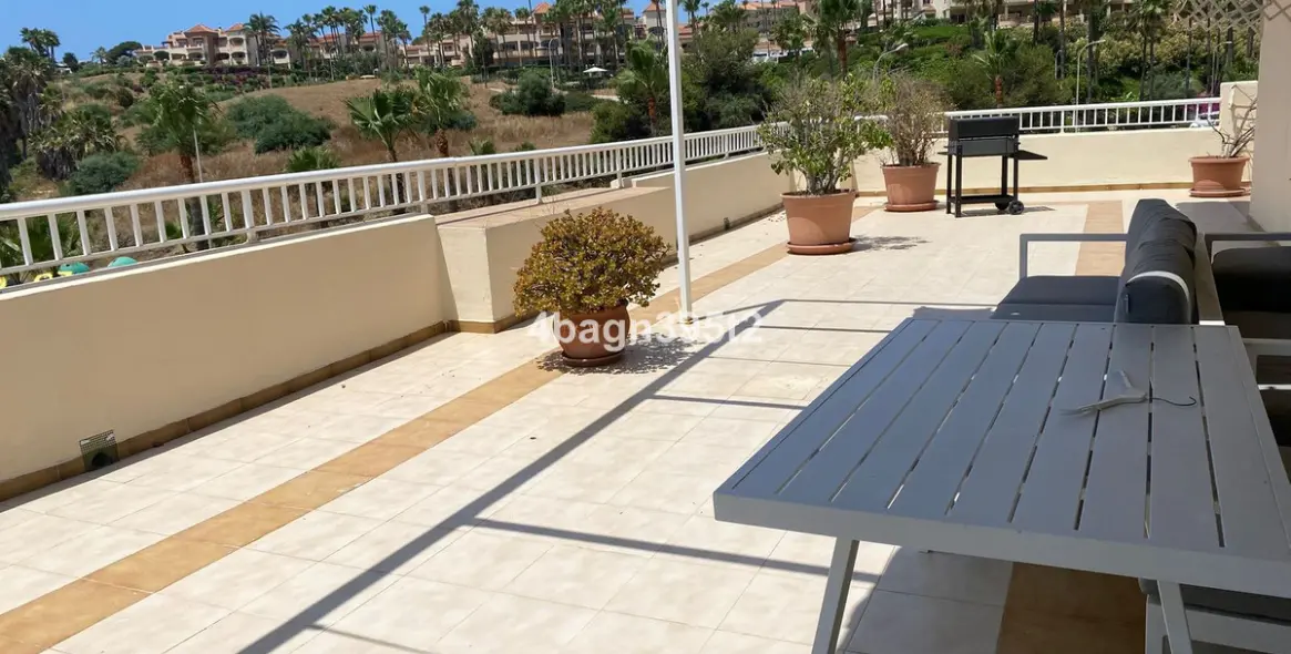 Sale of middle floor apartment in El Faro 31