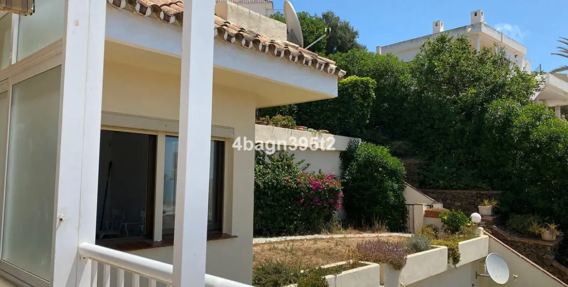 Sale of middle floor apartment in El Faro 32