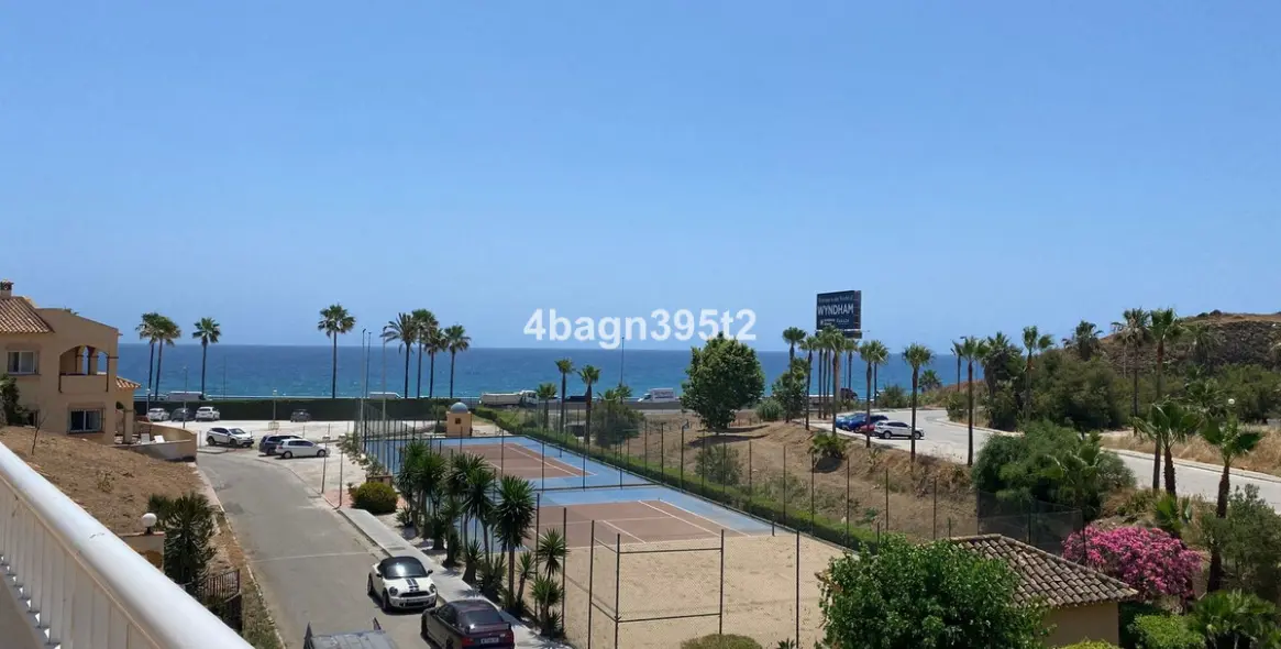 Sale of middle floor apartment in El Faro 38