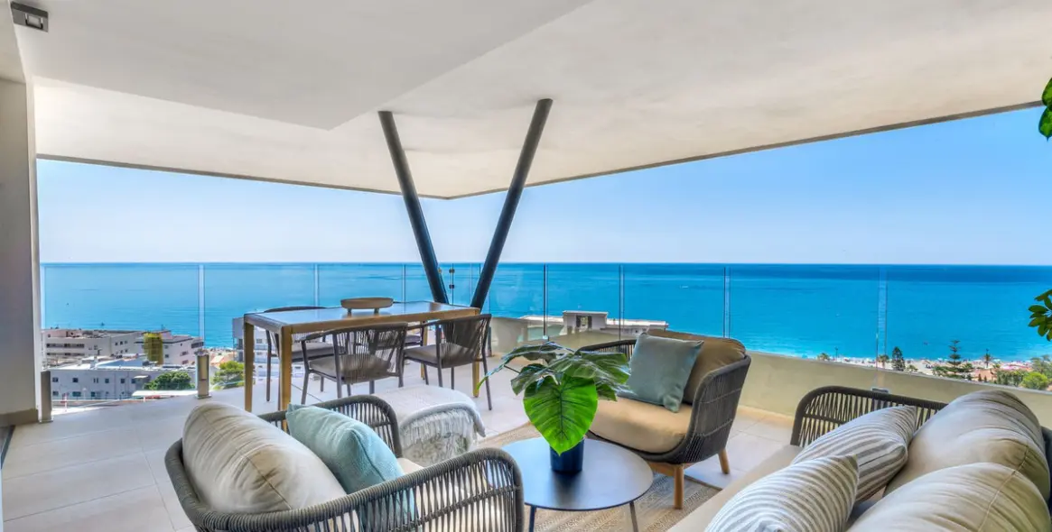 Sale of middle floor apartment in Fuengirola 1