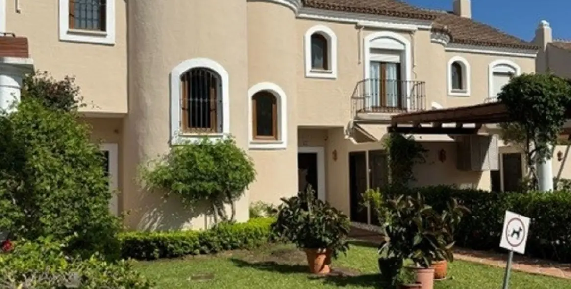 Sale of townhouse in El Paraiso 1
