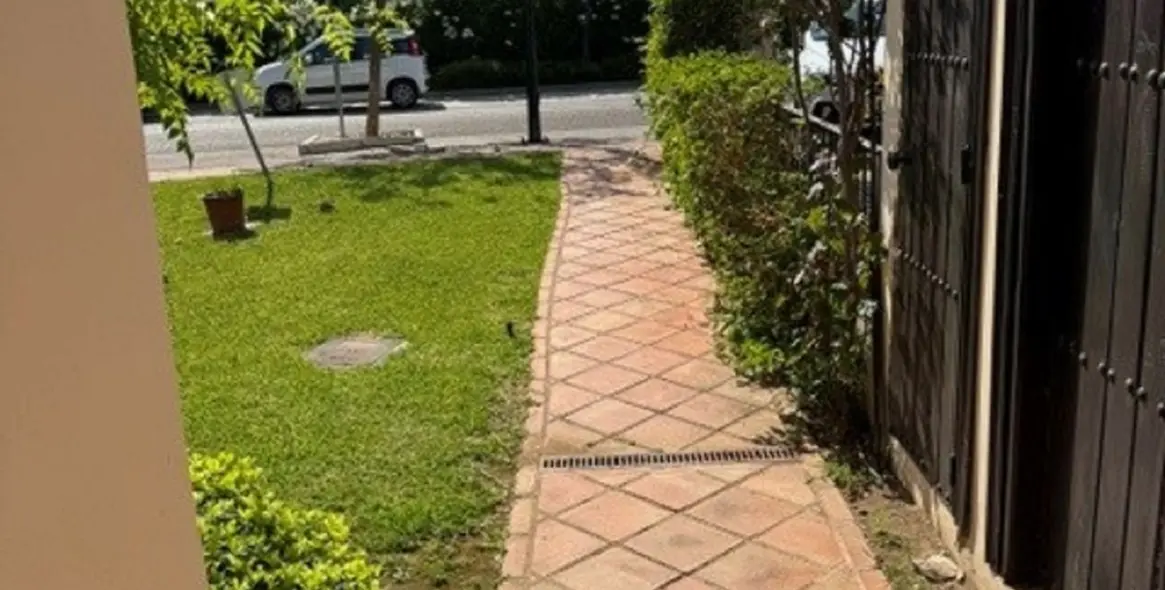 Sale of townhouse in El Paraiso 2