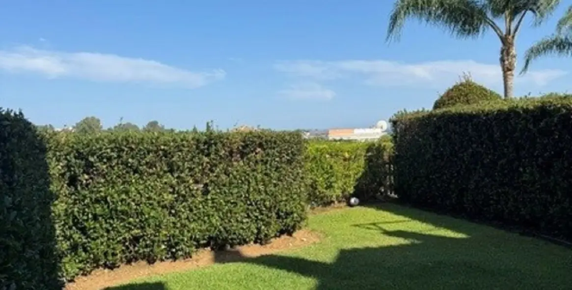 Sale of townhouse in El Paraiso 6