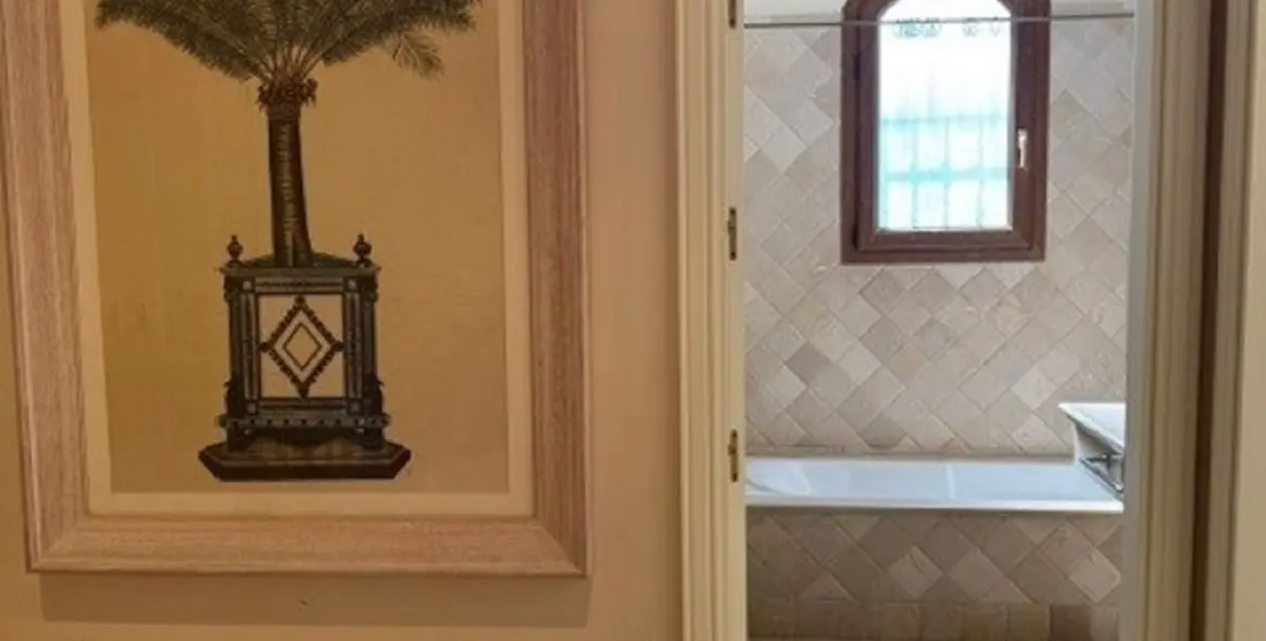 Sale of townhouse in El Paraiso 8