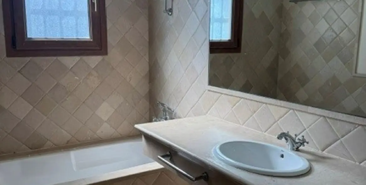 Sale of townhouse in El Paraiso 9
