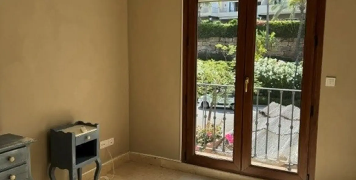 Sale of townhouse in El Paraiso 10
