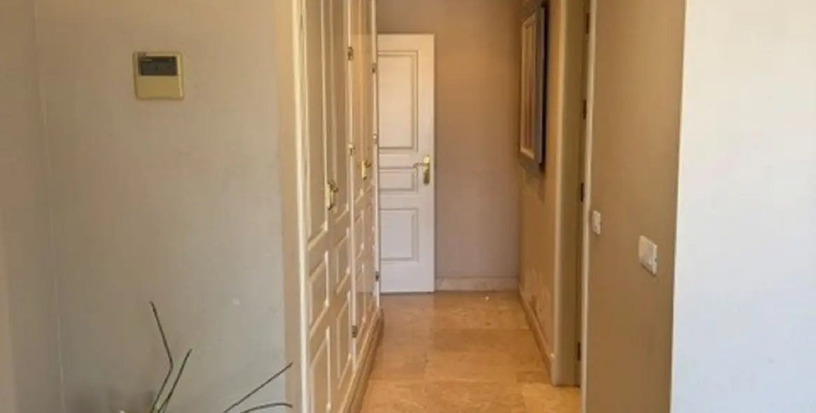 Sale of townhouse in El Paraiso 11