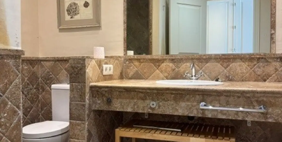 Sale of townhouse in El Paraiso 12
