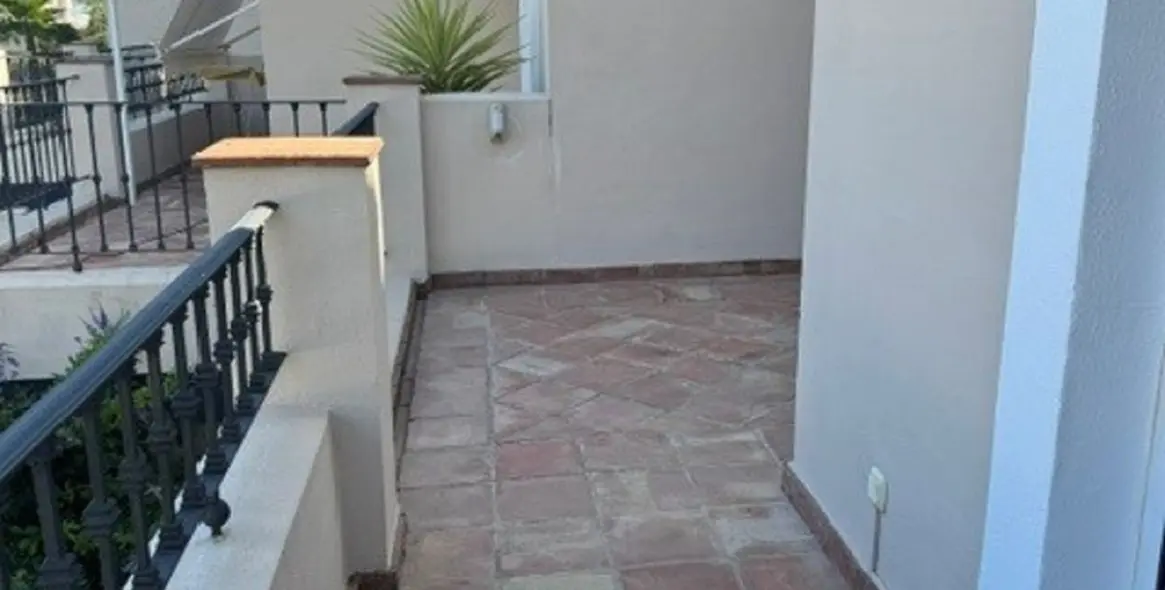 Sale of townhouse in El Paraiso 13