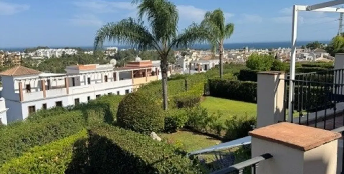 Sale of townhouse in El Paraiso 14
