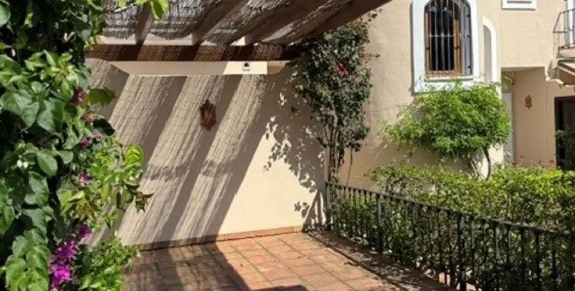 Sale of townhouse in El Paraiso 17