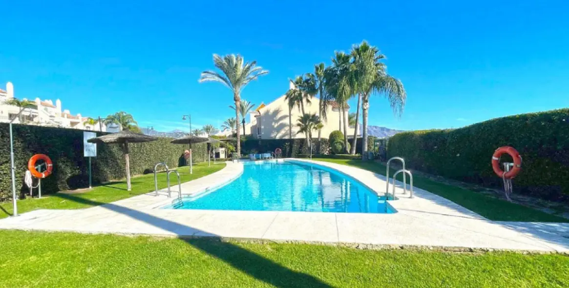 Sale of townhouse in El Paraiso 18