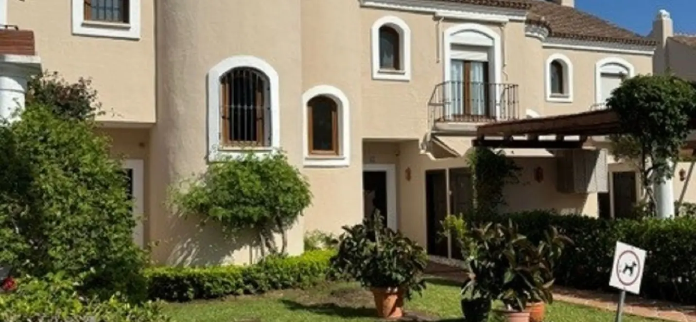Sale of townhouse in El Paraiso 0