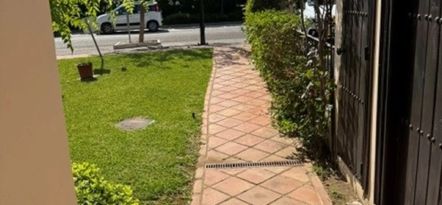 Sale of townhouse in El Paraiso 1