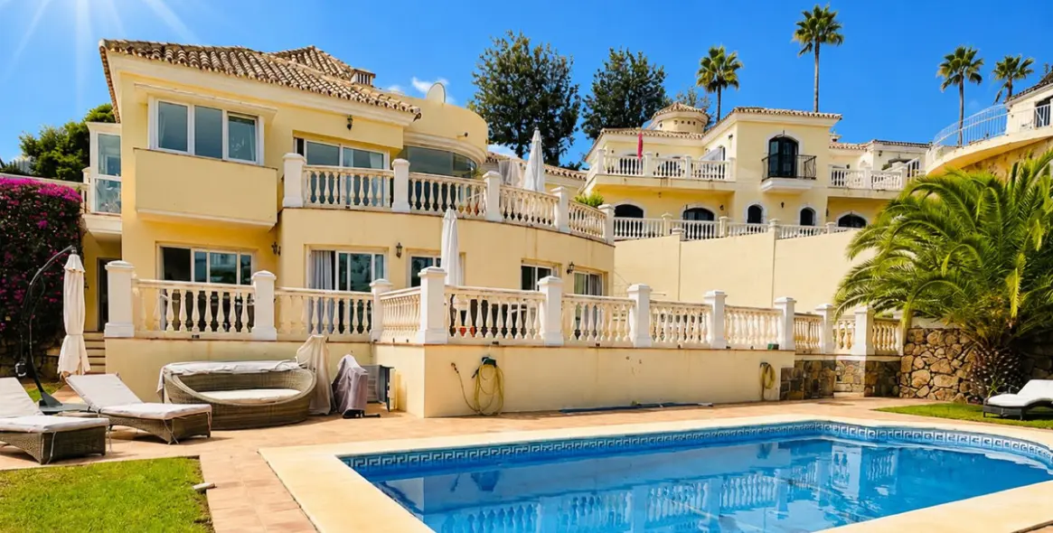 Sale of detached villa in Calahonda 1