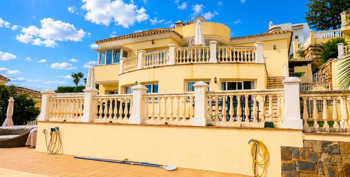 Sale of detached villa in Calahonda 2