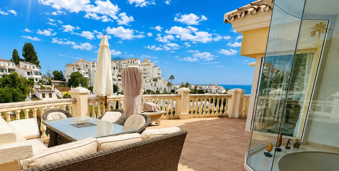 Sale of detached villa in Calahonda 10