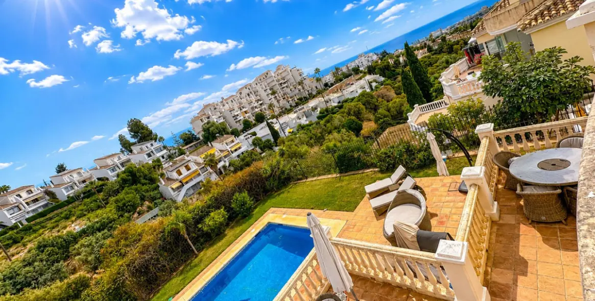 Sale of detached villa in Calahonda 11
