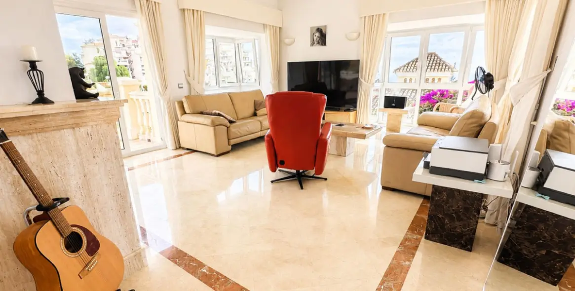 Sale of detached villa in Calahonda 12