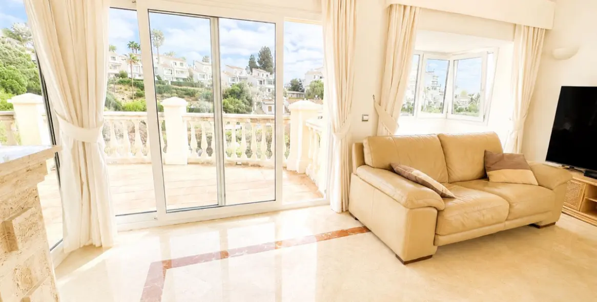 Sale of detached villa in Calahonda 13