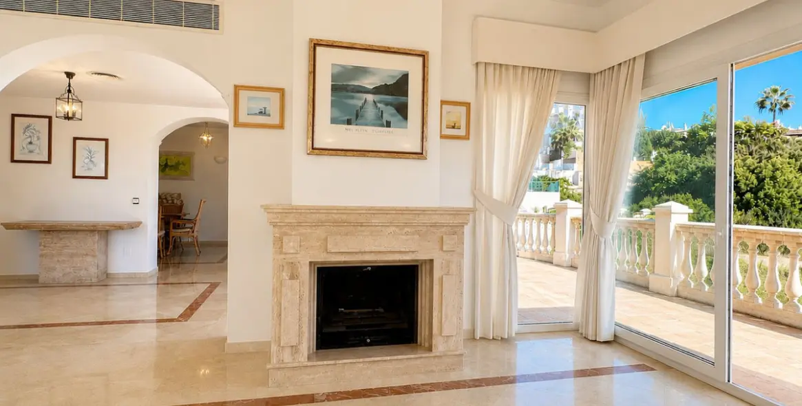 Sale of detached villa in Calahonda 14
