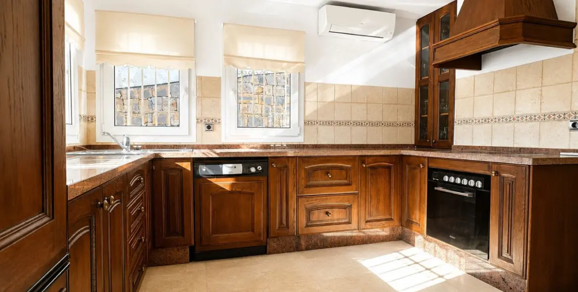 Sale of detached villa in Calahonda 15