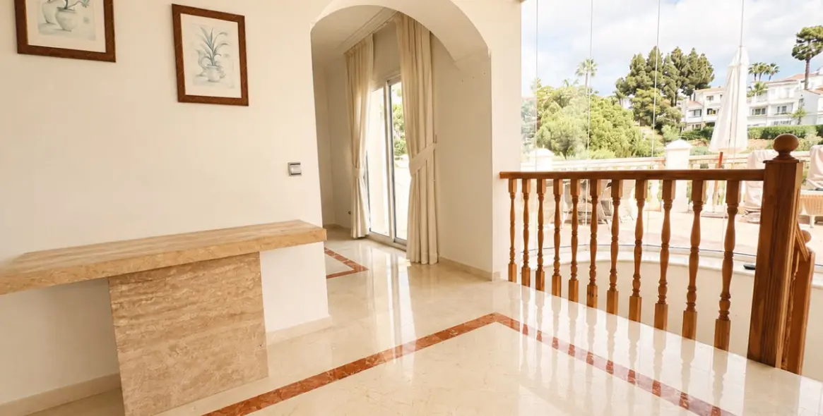 Sale of detached villa in Calahonda 17