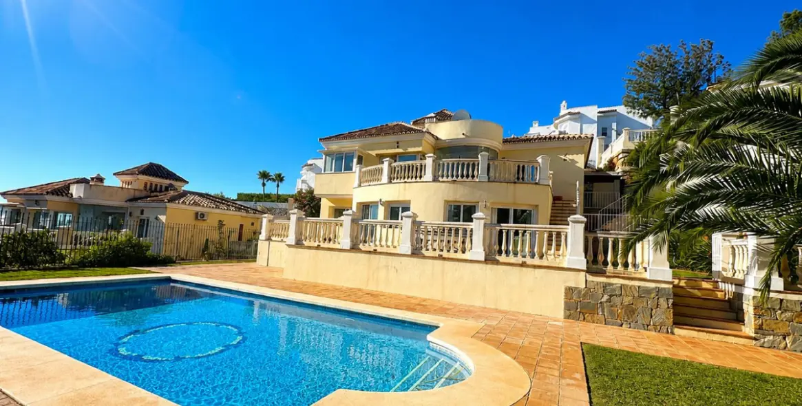 Sale of detached villa in Calahonda 25