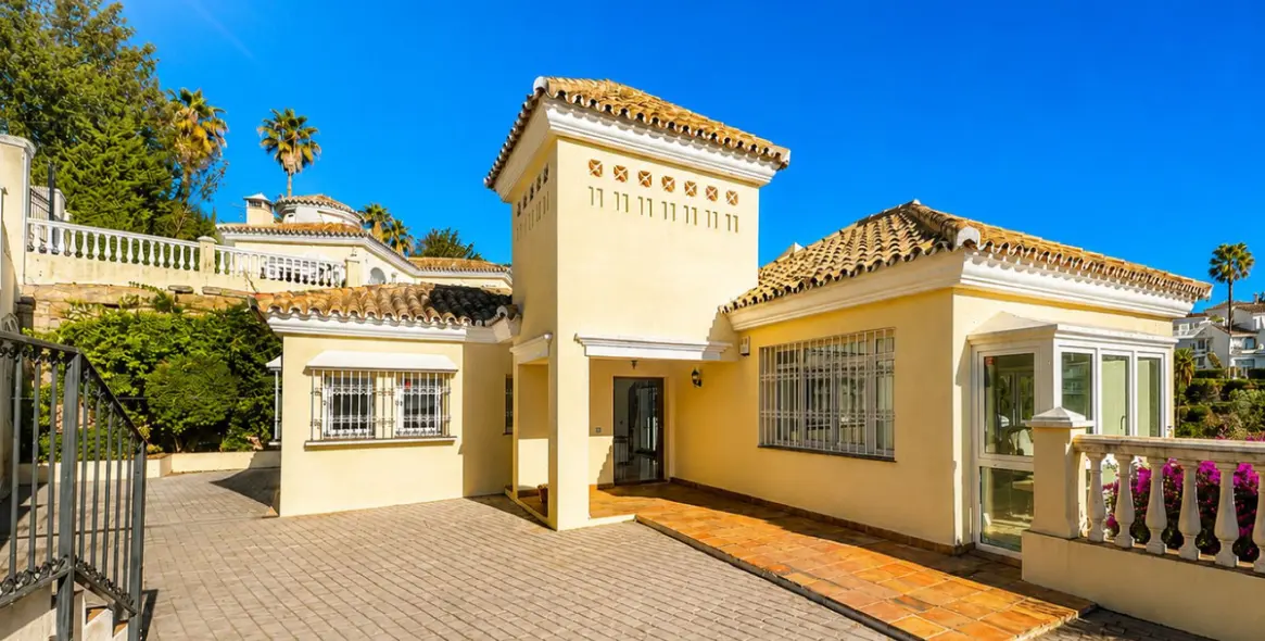 Sale of detached villa in Calahonda 26