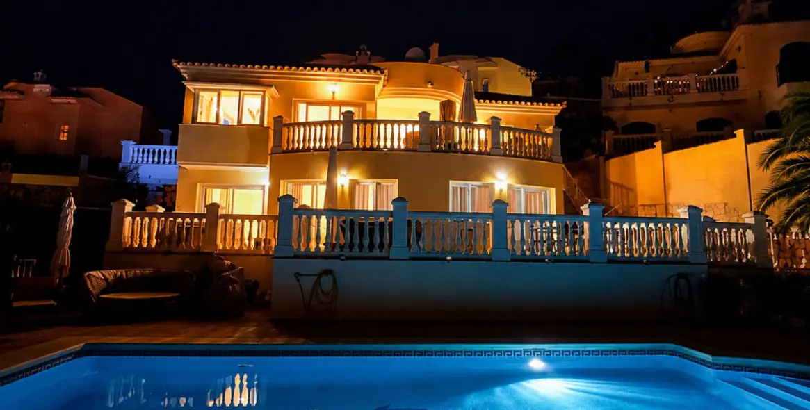 Sale of detached villa in Calahonda 28