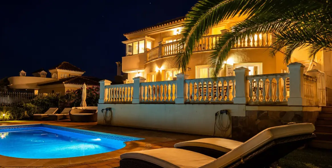 Sale of detached villa in Calahonda 30