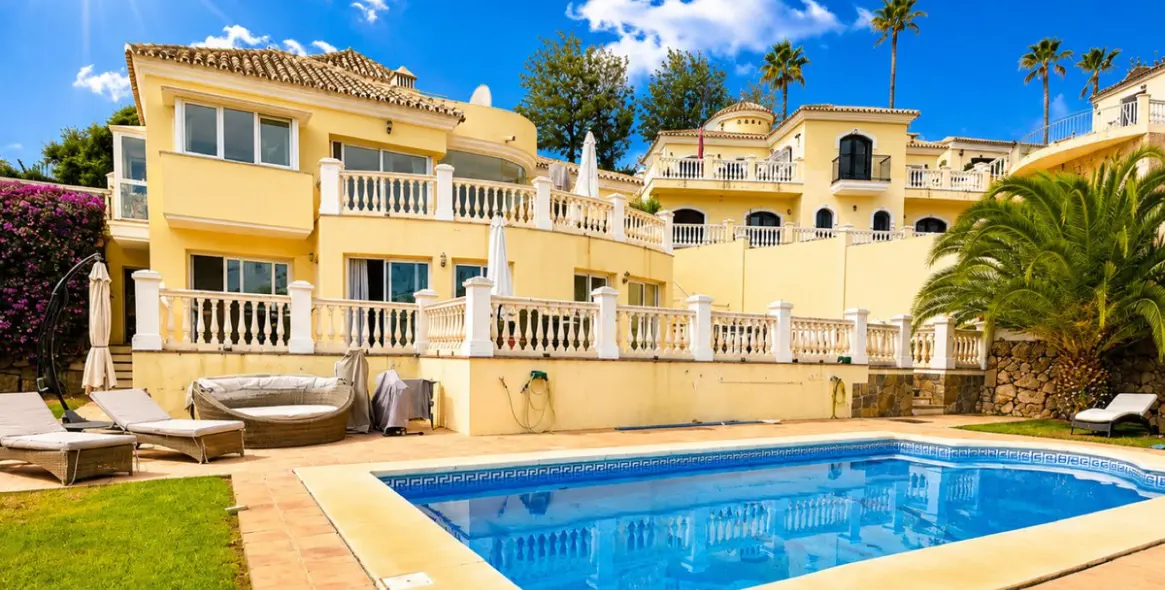 Sale of detached villa in Calahonda 45