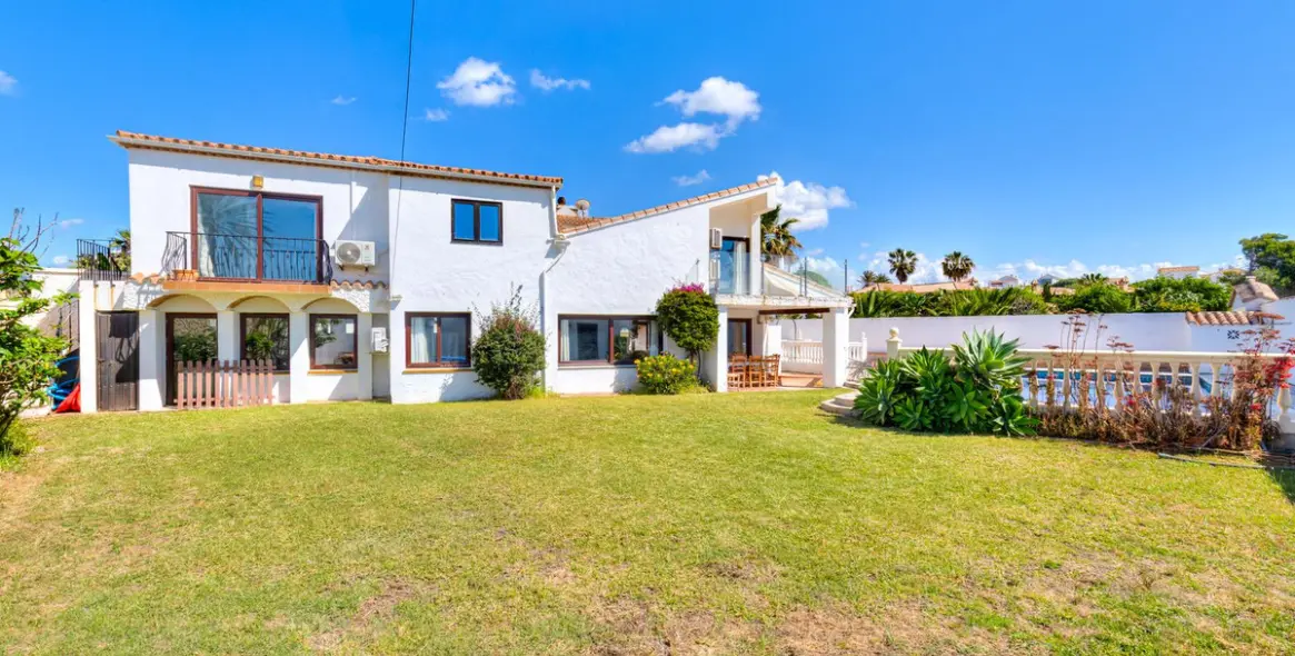 Venta de villa independiente en Estepona 1