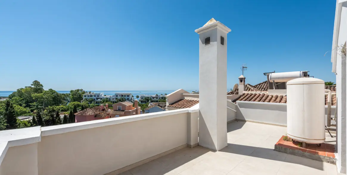 Sale of detached villa in Estepona 14