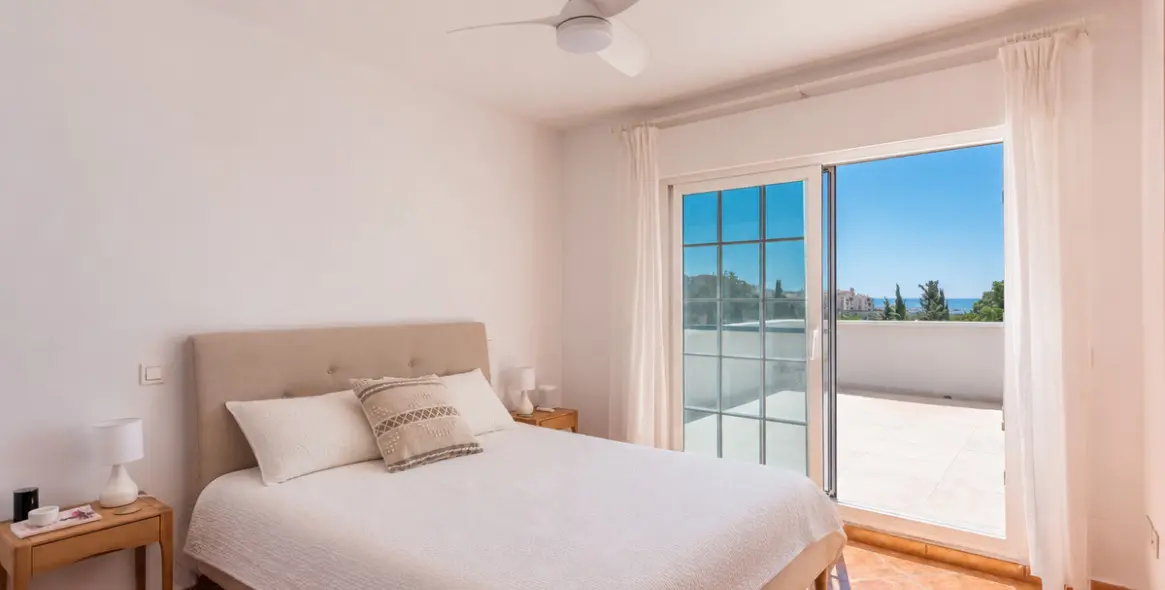 Sale of detached villa in Estepona 16