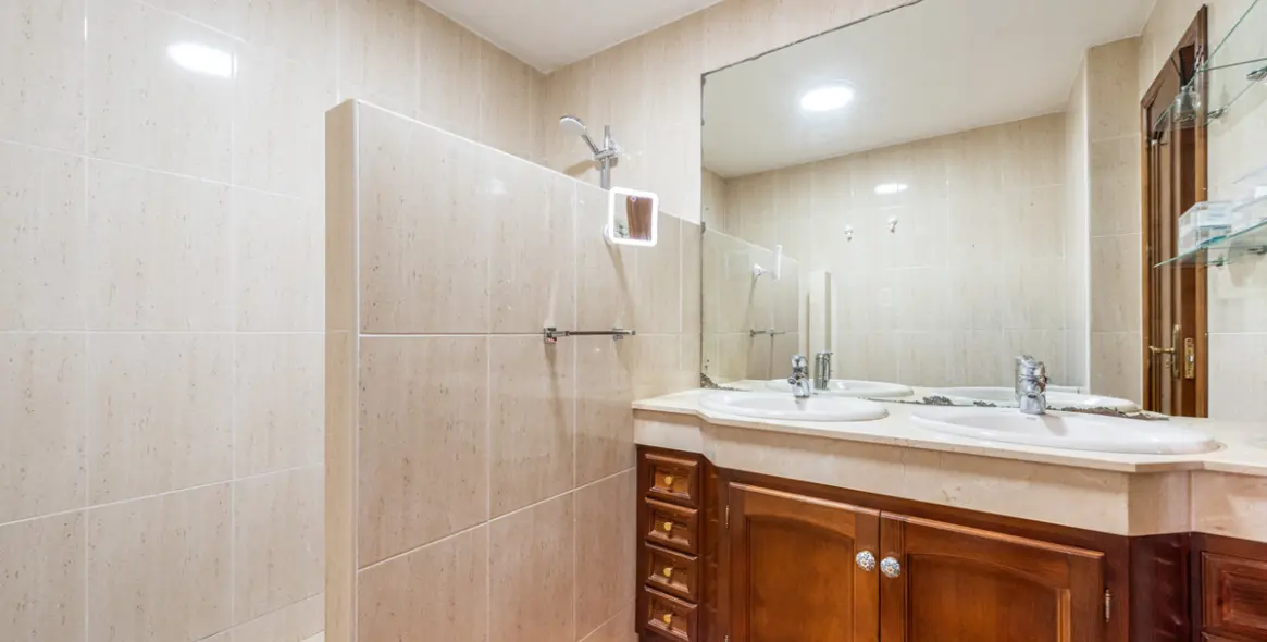 Sale of detached villa in Estepona 17
