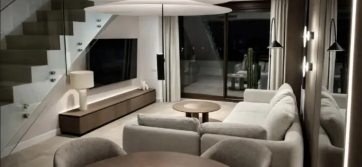 Venta de apartamento en planta media en Estepona 2