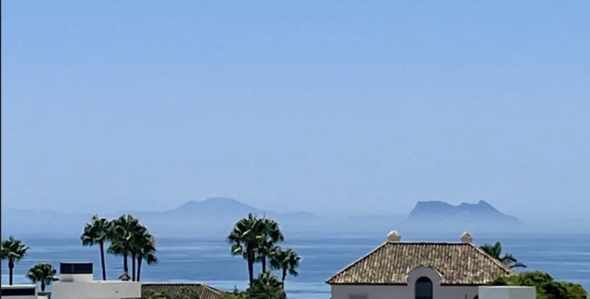 Venta de apartamento en planta media en Estepona 15