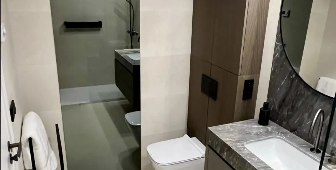 Venta de apartamento en planta media en Estepona 17