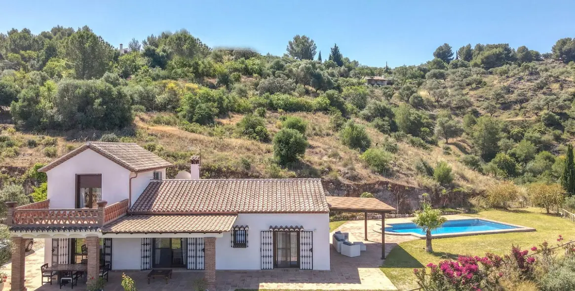Venta de villa independiente en Guaro 1