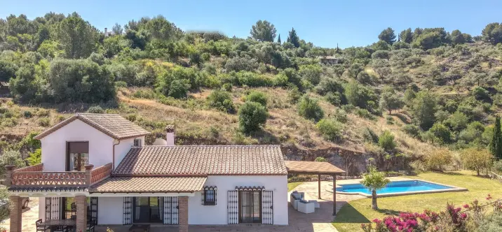 Venta de villa independiente en Guaro 0