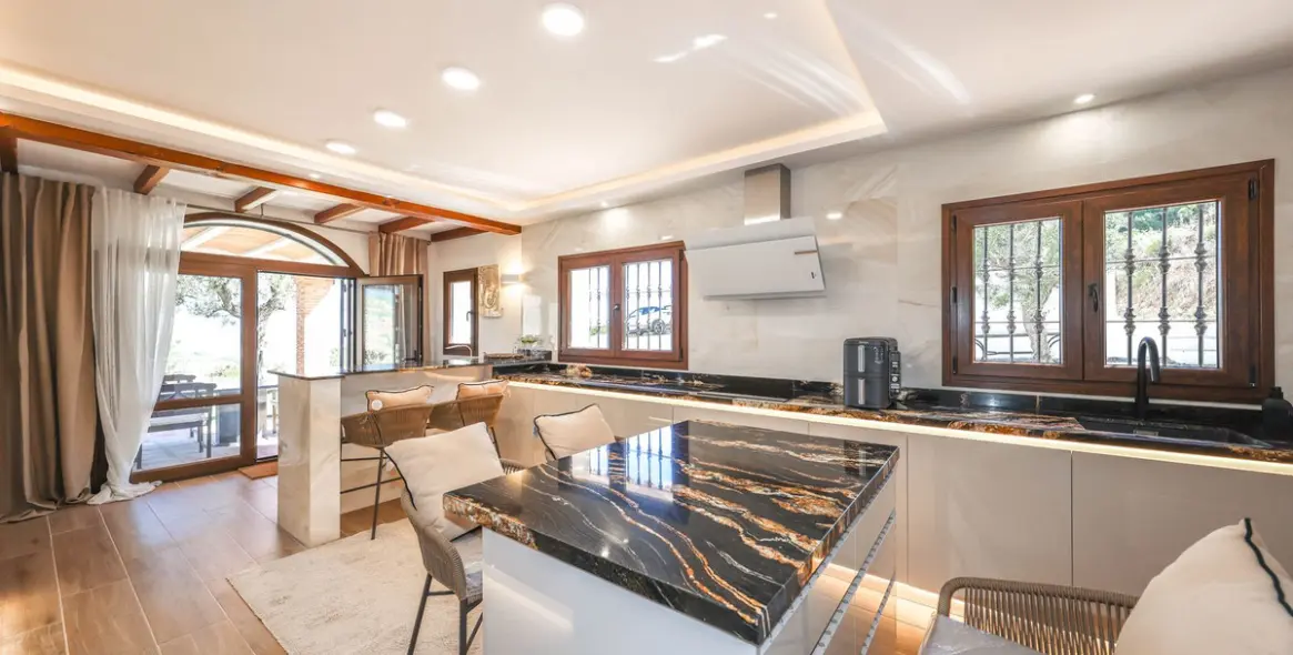 Venta de villa independiente en Guaro 2