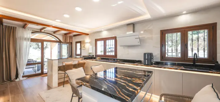 Venta de villa independiente en Guaro 1